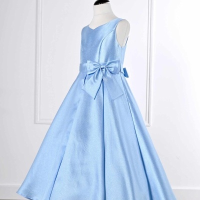 Vestido comprido azul claro com laço na cintura exposto num manequim