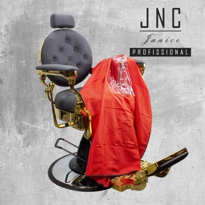 Cadeira de barbeiro profissional cinzenta com detalhes dourados e manto vermelho, fundo cinzento com texto