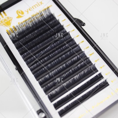 Estojo de pestanas de extensão pretas com diferentes comprimentos e etiquetas de tamanho
