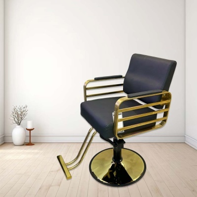 Cadeira de salão preta com estrutura dourada e apoio para os pés