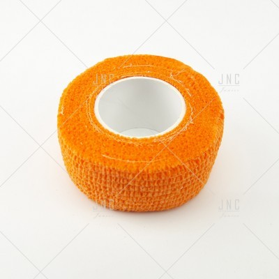 Rolo de fita adesiva elástica laranja sobre fundo branco