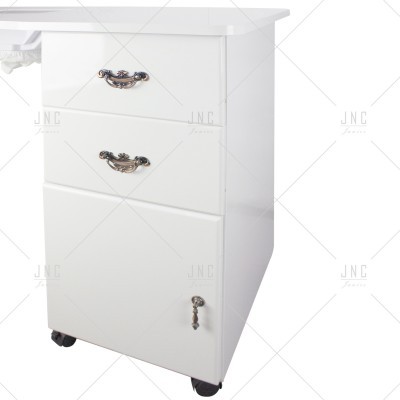 Móvel de escritório branco com três gavetas e puxadores decorativos