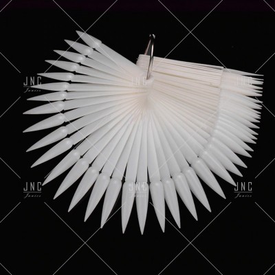 Leque de amostras de unhas artificiais em plástico branco com argola metálica