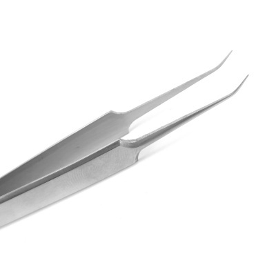 Pinça metálica com pontas finas e curvadas