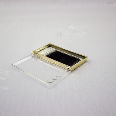 Estojo de pestanas negras com tampa transparente e moldura dourada