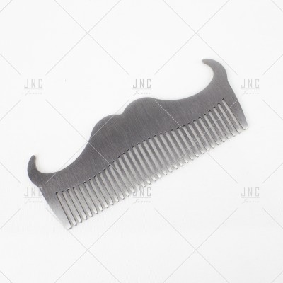 Pente metálico prateado em forma de bigode