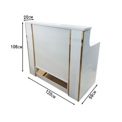 Balcão branco moderno com detalhes dourados e painel texturizado