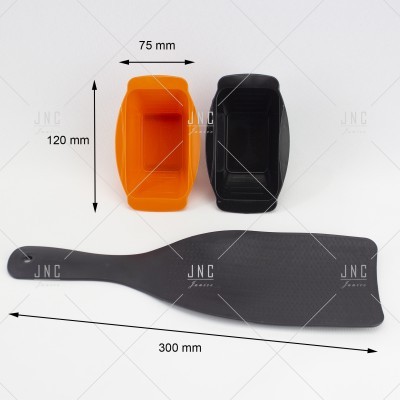 Espátula preta e duas formas de silicone retangulares, uma laranja e uma preta, medidas indicadas