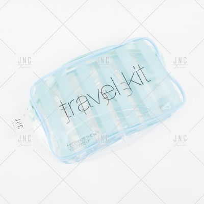 Necessaire transparente azul clara com frascos de viagem