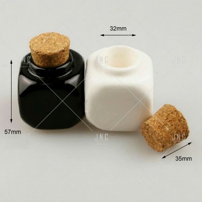 Frascos quadrados em cerâmica preta e branca com tampas de cortiça