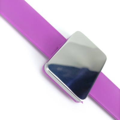 Cinto cor-de-rosa com fivela metálica prata