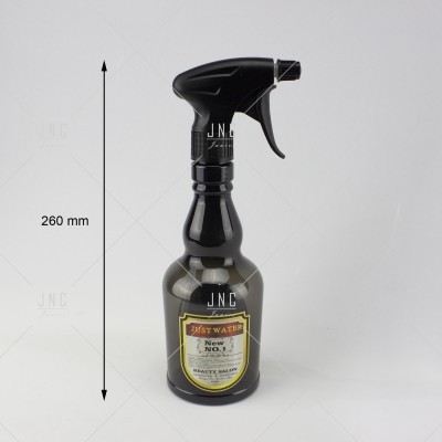 Frasco de spray preto com rótulo JUST WATER New NO.1 BEAUTY SALON