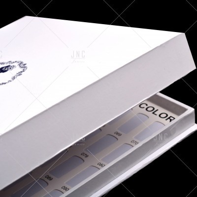 Caixa branca com cartão de amostras de cores neutras