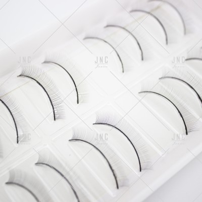 Conjunto de pestanas falsas pretas organizadas em embalagens plásticas.