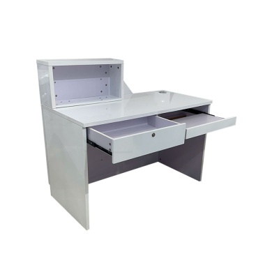 Secretária branca com gavetas abertas e compartimento superior