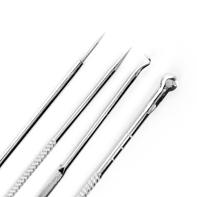 Conjunto de instrumentos dentários em aço inoxidável com diferentes pontas, sobre fundo branco