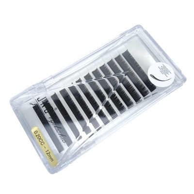 Estojo transparente com pestanas postiças pretas organizadas