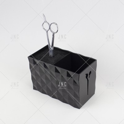 Organizador preto com padrão geométrico e tesoura de metal