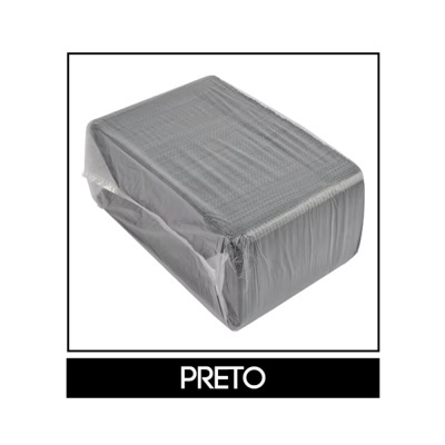 Pacote de tecido preto envolto em plástico com etiqueta PRETO