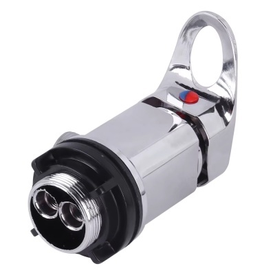 Conector metálico cromado com acabamento prateado e detalhes em plástico preto