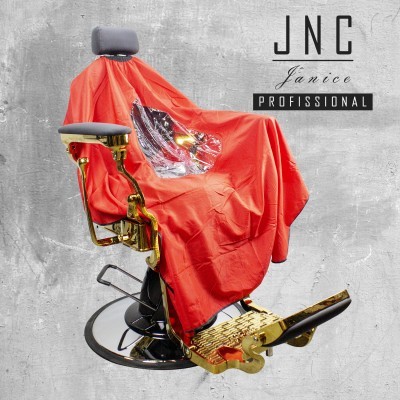 Cadeira de barbeiro dourada coberta por capa vermelha com design, fundo cinzento com texto