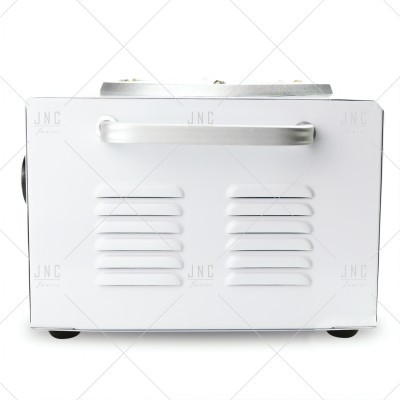 Torradeira branca com pega metálica e ranhuras de ventilação