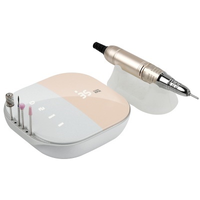 aparelho de manicure elétrico com brocas e caneta em fundo branco