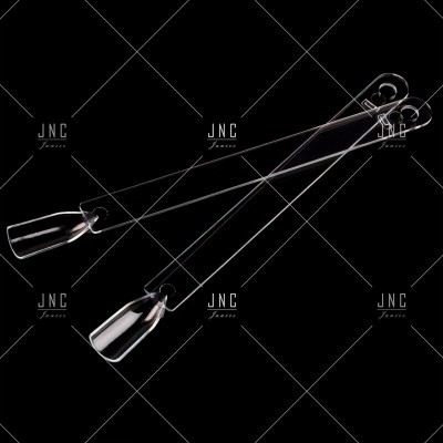 Duas espátulas metálicas longas e finas com extremidades achatadas