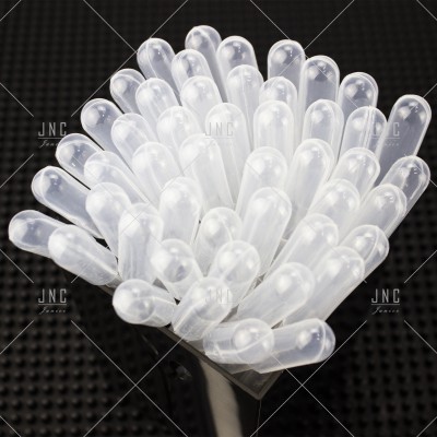 Cápsulas plásticas transparentes em forma de flor sobre fundo escuro