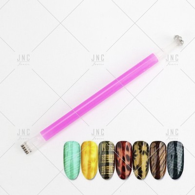 Conjunto de unhas postiças coloridas e ferramenta rosa para unhas sobre fundo branco