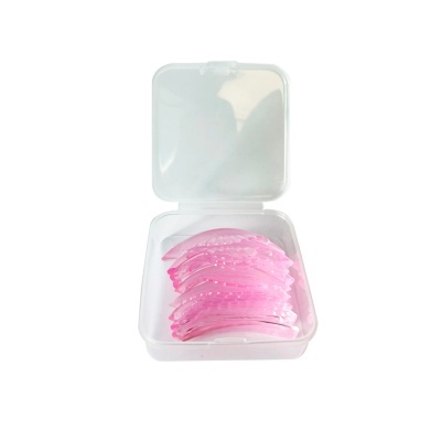 Lâminas plásticas rosa em caixa transparente aberta