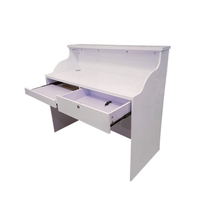 Secretária branca de madeira com gavetões abertos e prateleira superior