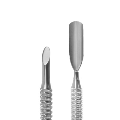 Dois instrumentos de metal prateado com pontas diferentes sobre fundo branco