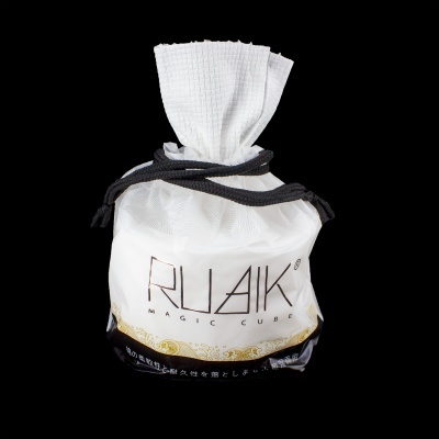 Saco branco texturado com cordão preto e texto RUAIK MAGIC CUBE