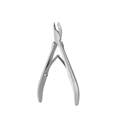 Alicate de cutícula de aço inoxidável prateado em fundo branco