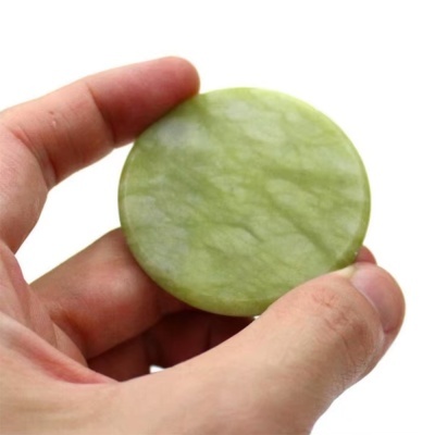 Disco redondo verde segurado por mão