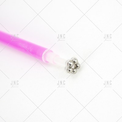 Pincel para manicure com cabo rosa e cerdas metálicas em fundo branco