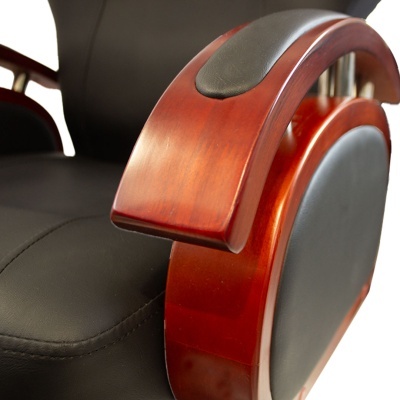 Cadeira com estofado preto e estrutura de madeira polida castanho avermelhado