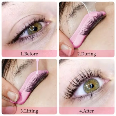 Processo em quatro passos de extensão ou lifting de pestanas com aplicador rosa num olho verde.