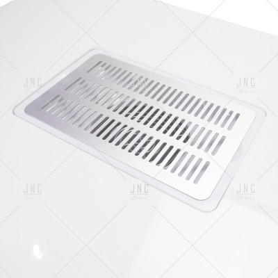 Grelha metálica retangular prateada numa superfície branca lisa