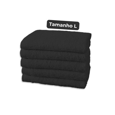 Toalha preta empilhada com etiqueta Tamanho L