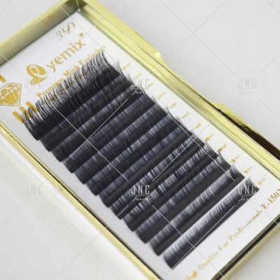 Conjunto de pestanas postiços pretas em caixa transparente com bordas douradas