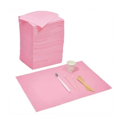 Produtos descartáveis rosa organizados sobre superfície rosa