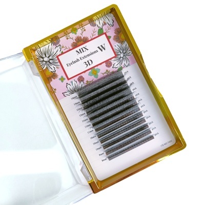 Caixa amarela com extensões de pestanas pretas em fundo rosa com flores brancas e texto informativo