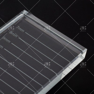 Placa de acrílico transparente com marcações métricas