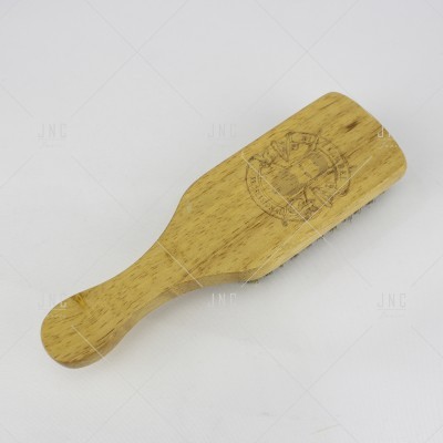 Escova de madeira clara com alça e selo gravado