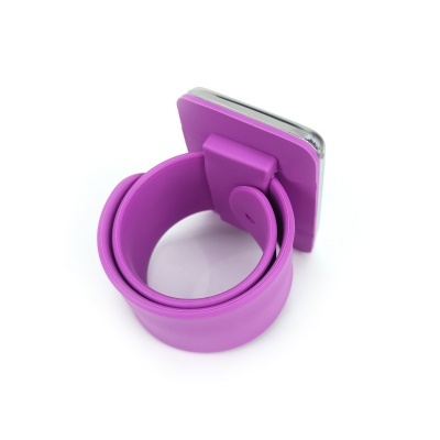 Pulseira desportiva roxa enrolada com fecho quadrado prateado