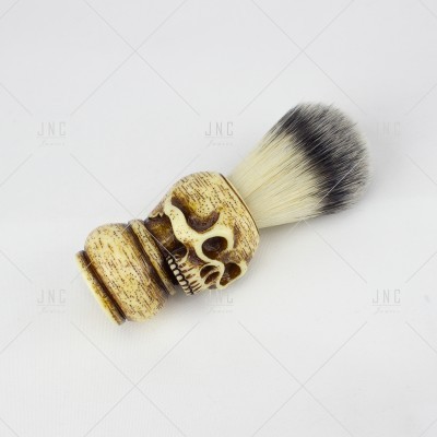 Pincel de barbear com cabo de caveira em madeira e cerdas brancas e pretas