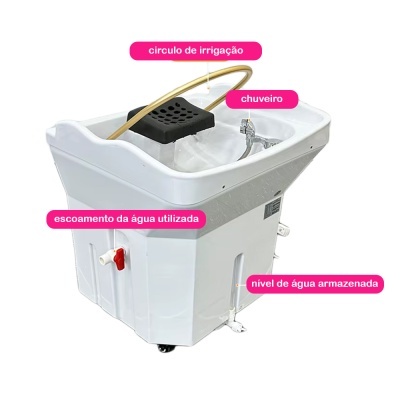 Tanque branco de plástico com acessórios e marcações para uso e irrigação