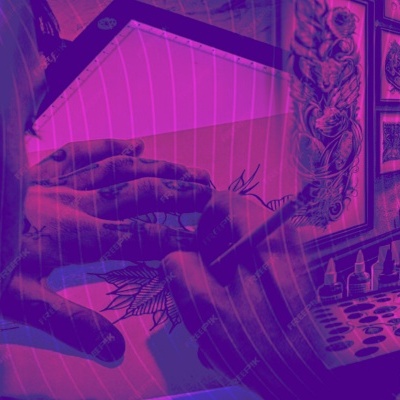 Mão segurando objeto retangular com texto ilegível, fundo rosa e roxo com padrões geométricos